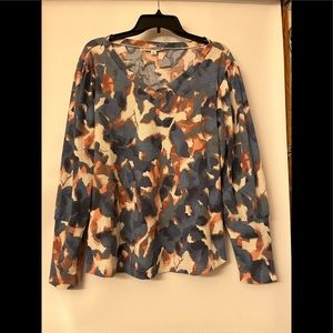Zac & Rachel 1X top obscure floral w feminine shoulders and sleeves